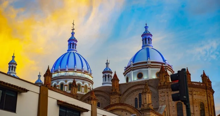 Explora la belleza arquitectónica y cultural de la Catedral de Quito – una visita obligada en tu viaje a Ecuador